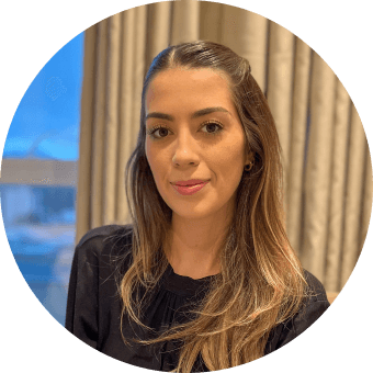 Foto da psicóloga Rafaela, cabelo e olhos castanhos.